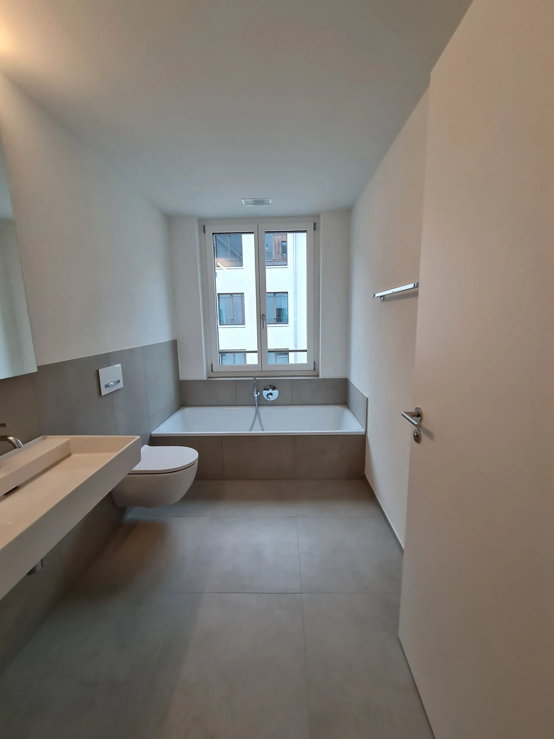 Badewanne extra tiefer einstieg armatur unterputz oberflaeche verchromt – Aebli AG, Badumbau Glarus