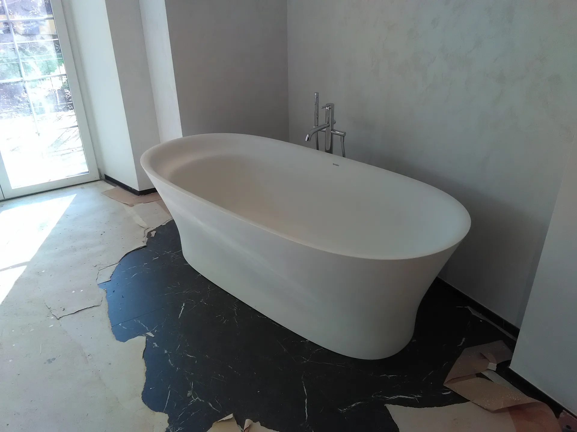Badewanne freistehend mit standarmatur oberflaeche verchromt – Aebli AG, Badumbau Glarus