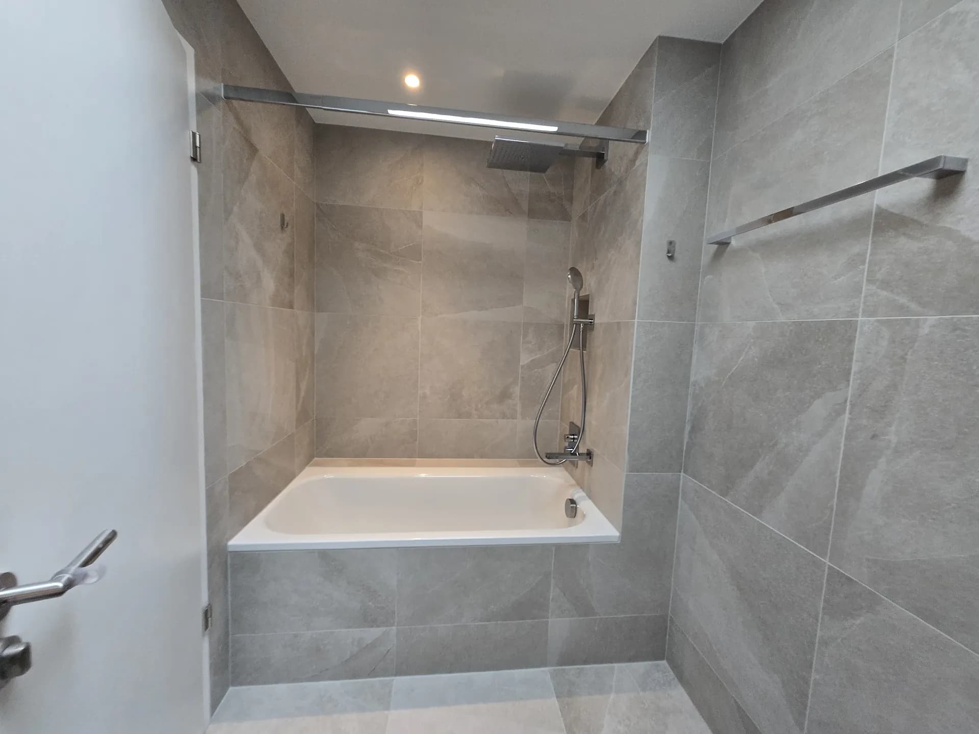 Badewanne klein – Aebli AG, Badumbau Glarus