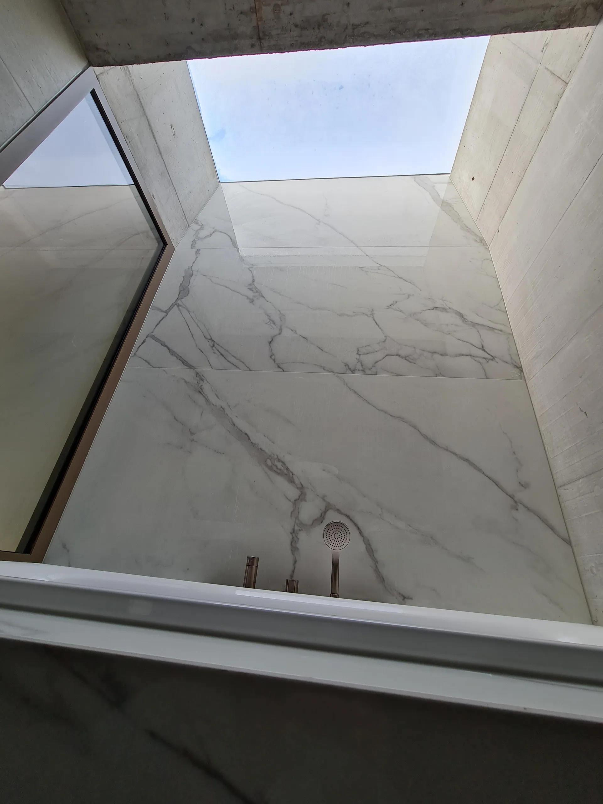 Badewanne marmor beton oblicht – Aebli AG, Badumbau Glarus