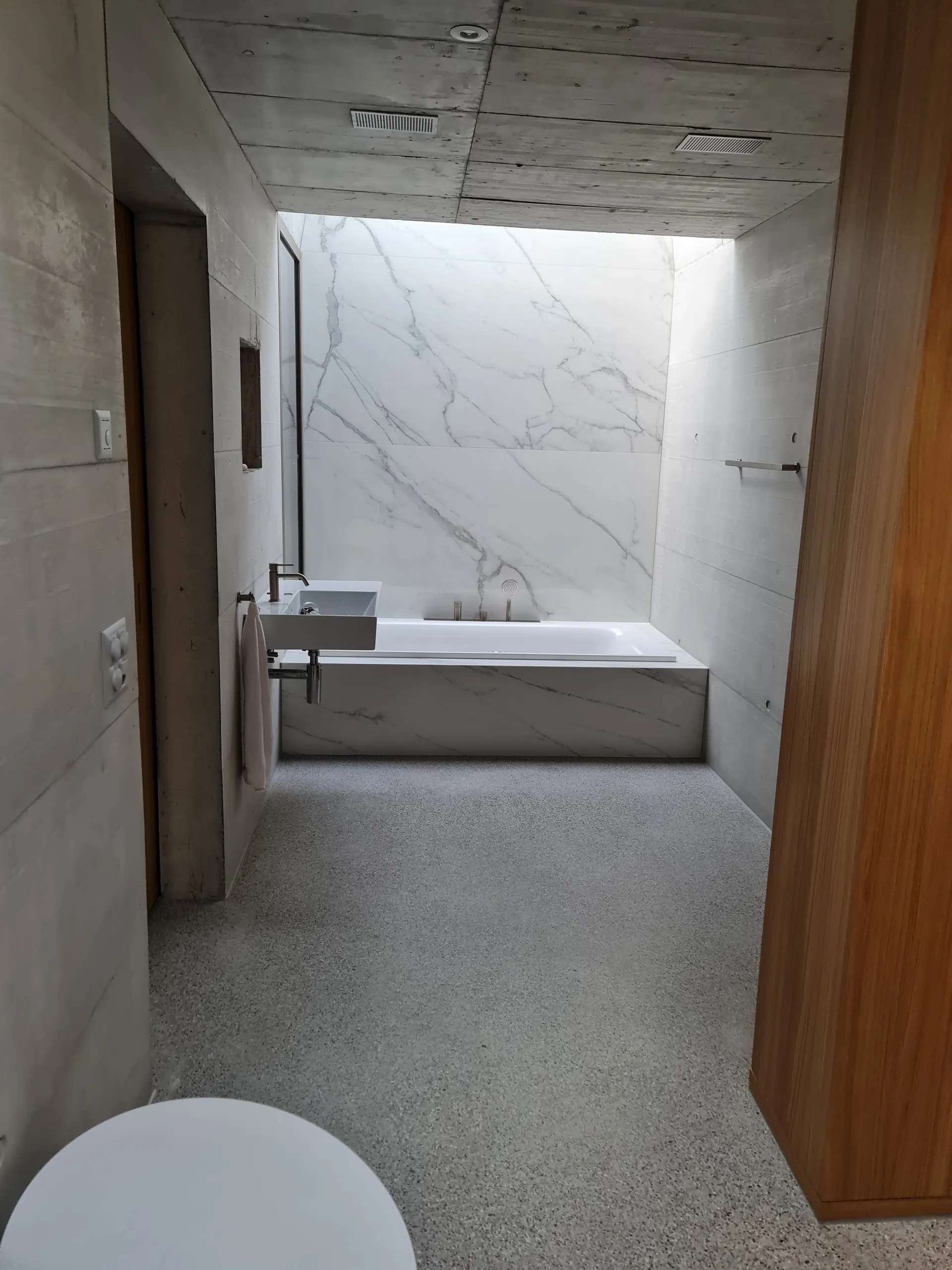Badewanne marmor beton – Aebli AG, Badumbau Glarus