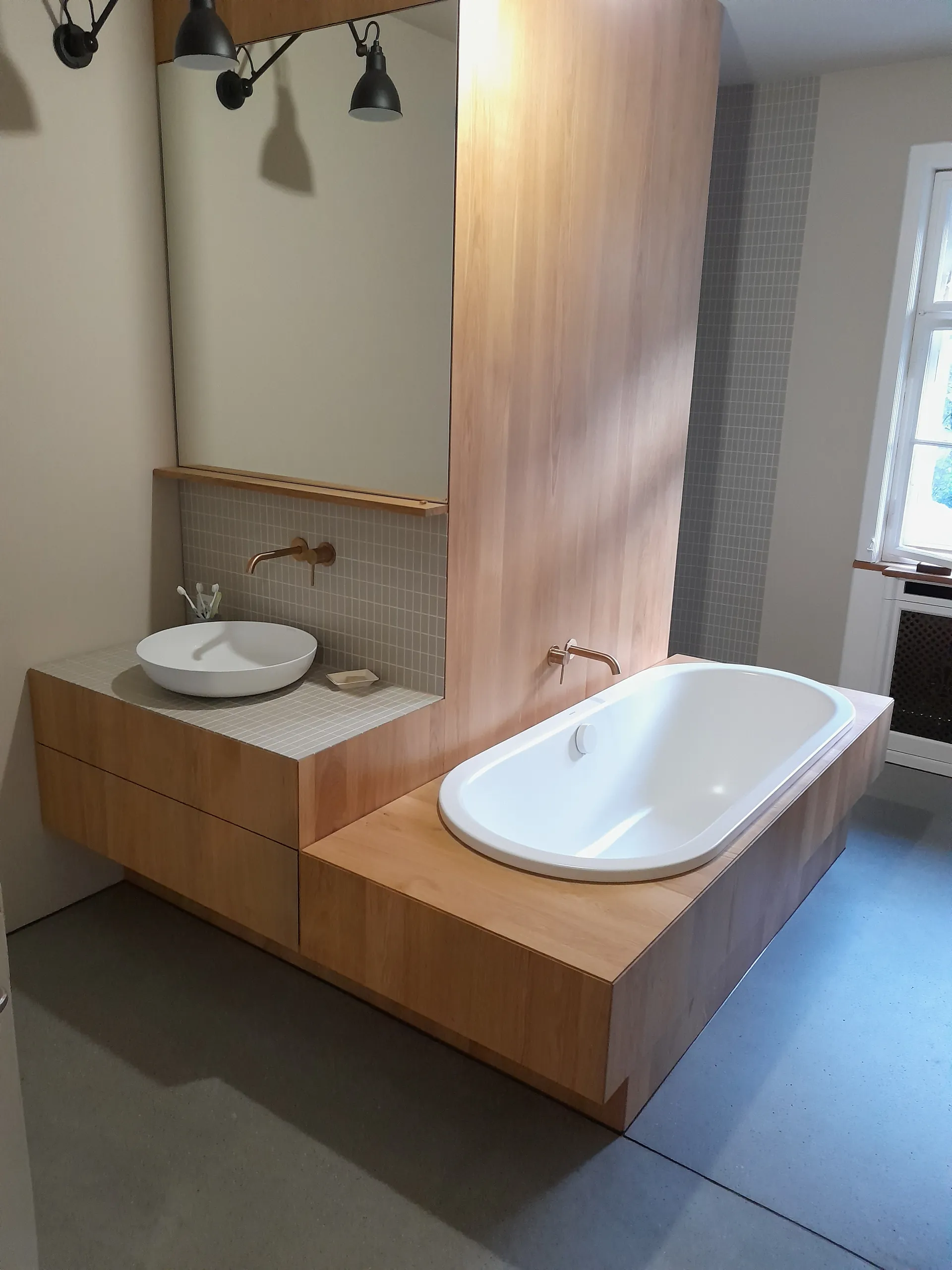 Badewanne oval waschbecken aufgesetzt rund in holz eingefasst oberflaechen gold – Aebli AG, Badumbau Glarus