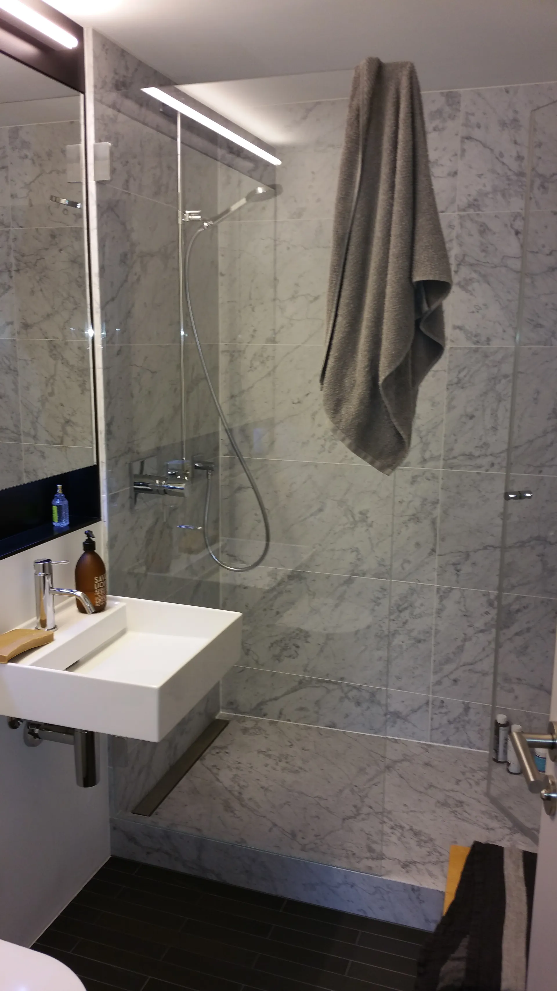 Badewanne raus dusche rein – Aebli AG, Badumbau Glarus