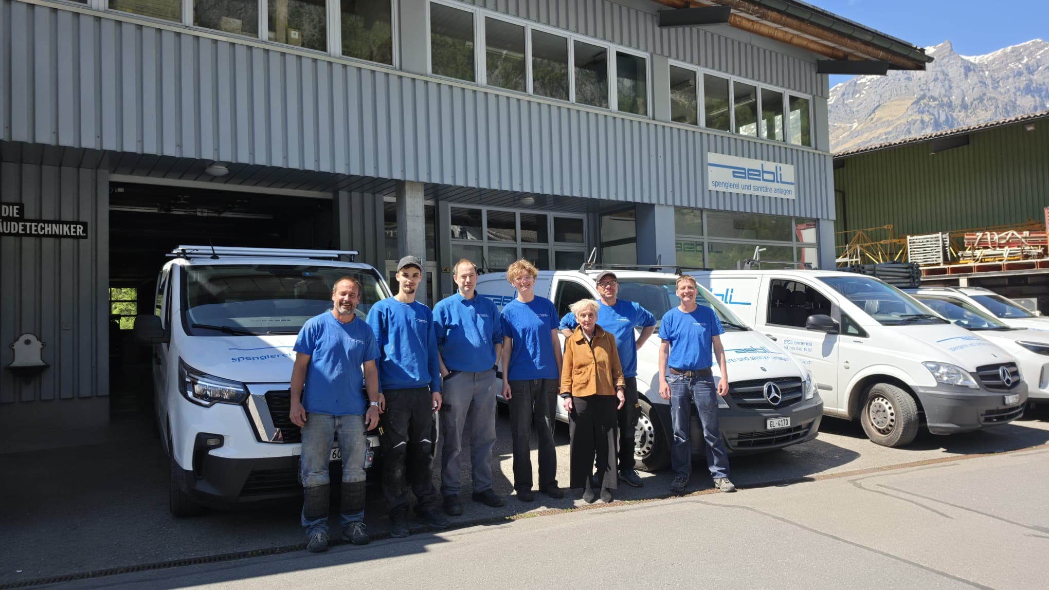 Das Team der Aebli AG vor dem Betrieb in Ennenda